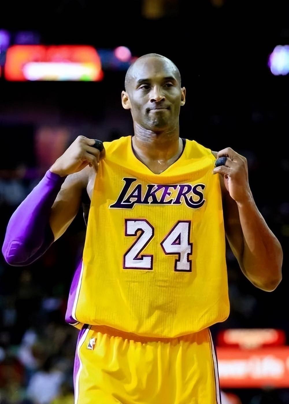 莱奥头发被拽找阿切尔比理论，后者：敢再指我就掰断你手指头（莱奥被拽头发当场质问阿切尔比，后者放话：再指我就掰断你手指）